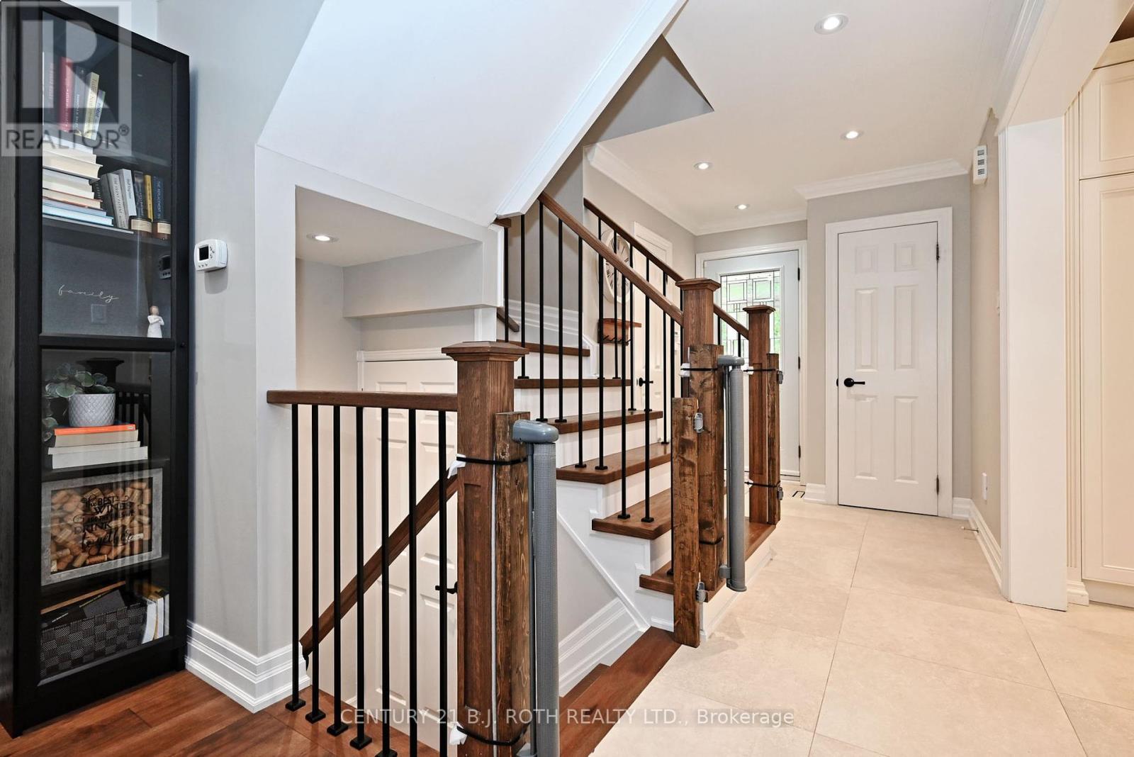 Photo 28 of 99 Sandfield Drive, Aurora ON
