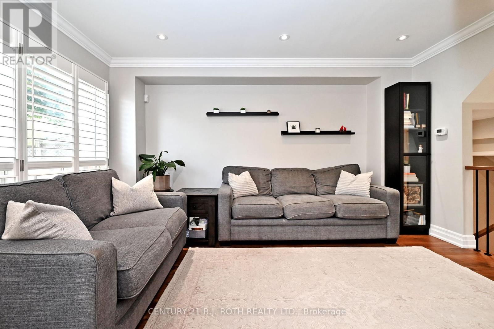 Photo 3 of 99 Sandfield Drive, Aurora ON