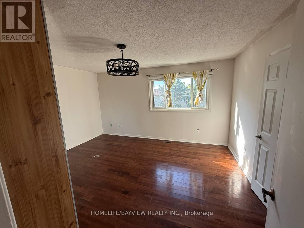 Photo 11 of 163 Weldrick Road W, Richmond Hill ON