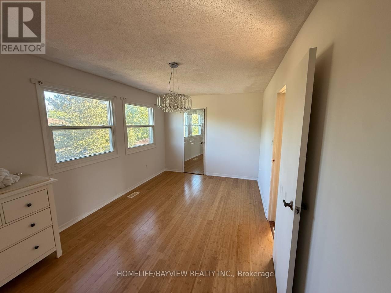 Photo 8 of 163 Weldrick Road W, Richmond Hill ON