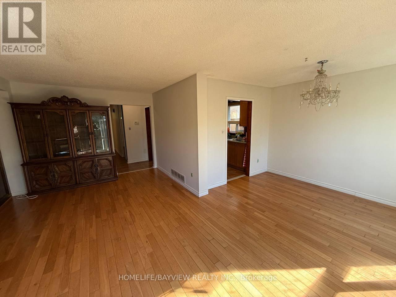 Photo 10 of 163 Weldrick Road W, Richmond Hill ON