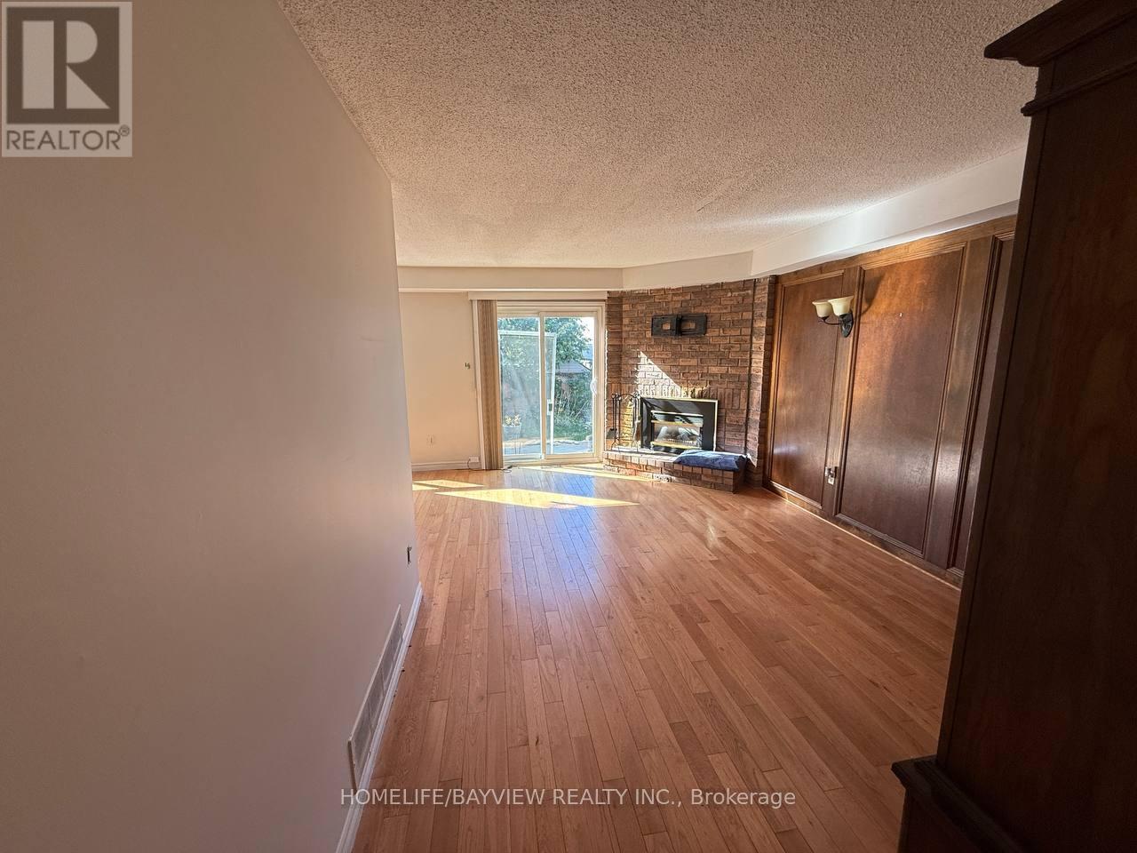 Photo 5 of 163 Weldrick Road W, Richmond Hill ON