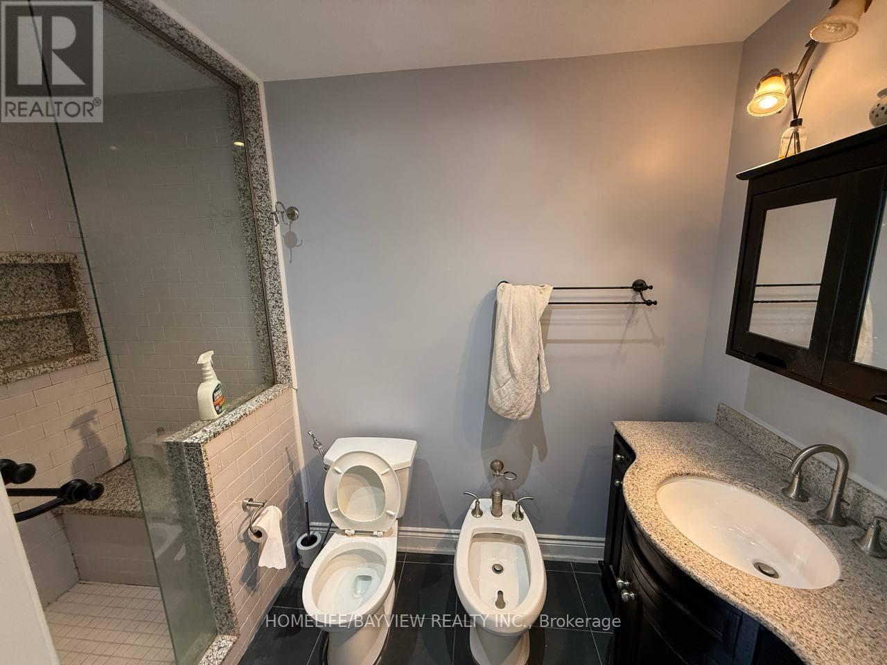 Photo 12 of 163 Weldrick Road W, Richmond Hill ON