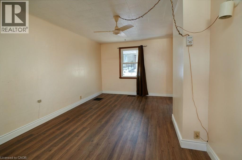 Photo 9 of 117 Front Street, New Dundee ON