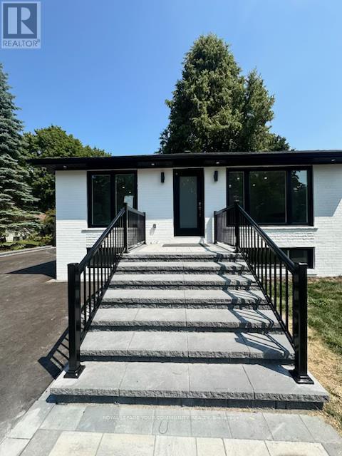 Photo 2 of Main 12 Kemano Road, Aurora ON