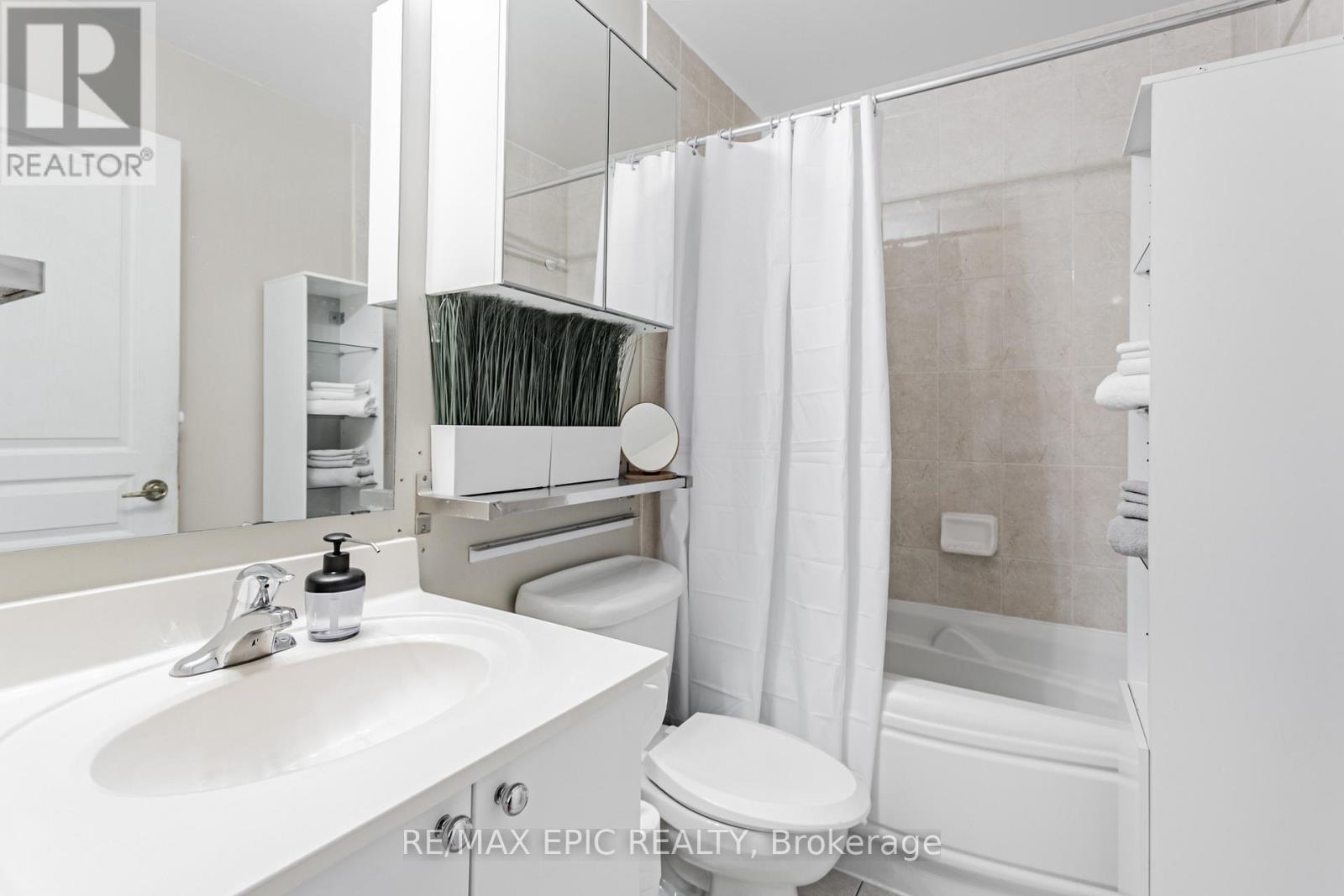 Photo 17 of 405 70 Port Street E, Mississauga ON