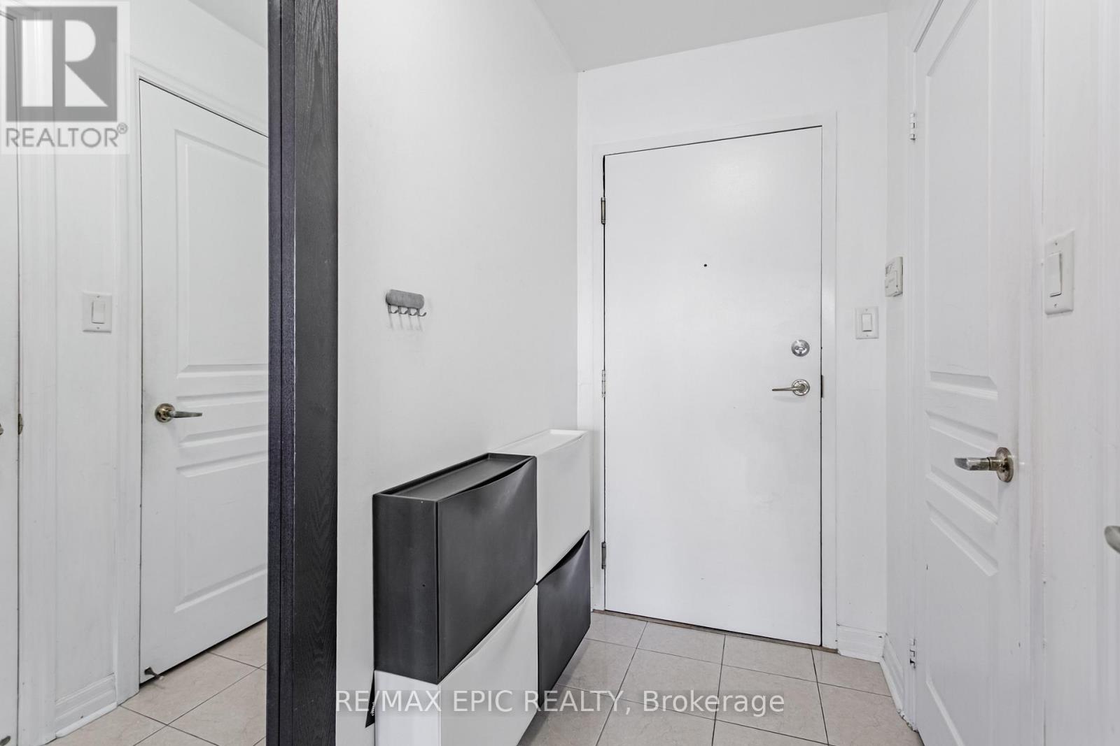 Photo 4 of 405 70 Port Street E, Mississauga ON