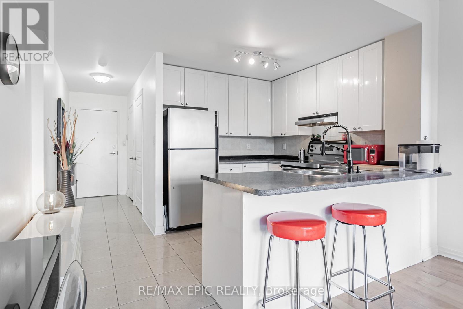 Photo 6 of 405 70 Port Street E, Mississauga ON