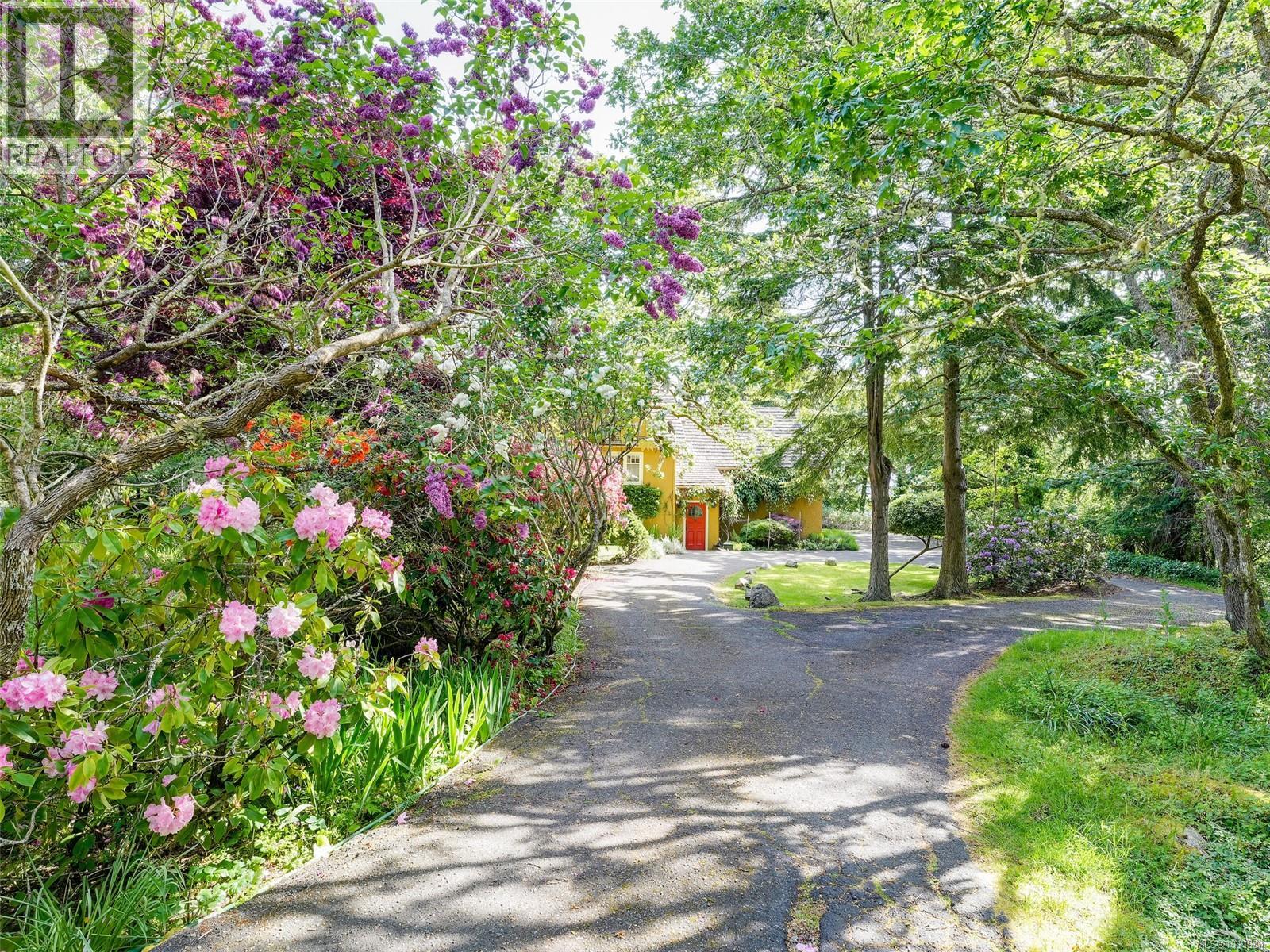 Photo 1 of 2550 Queenswood Dr, Saanich BC