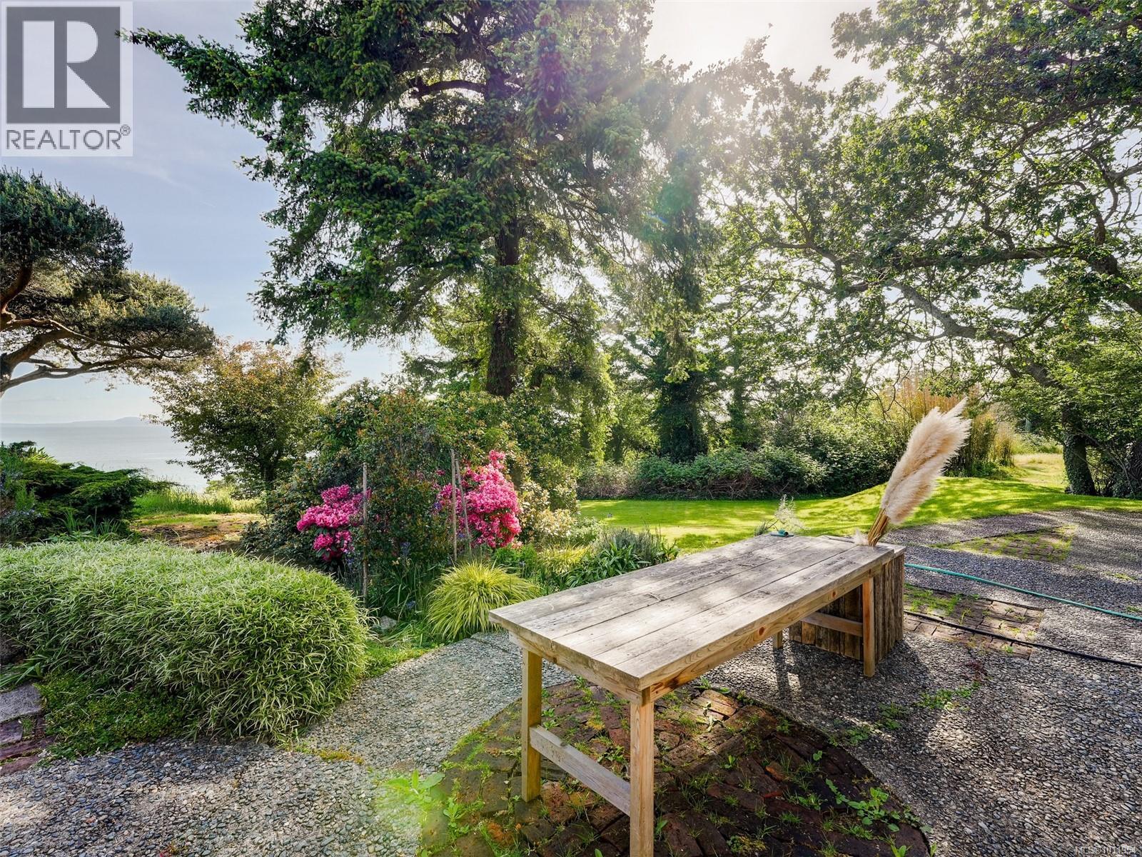 Photo 21 of 2550 Queenswood Dr, Saanich BC