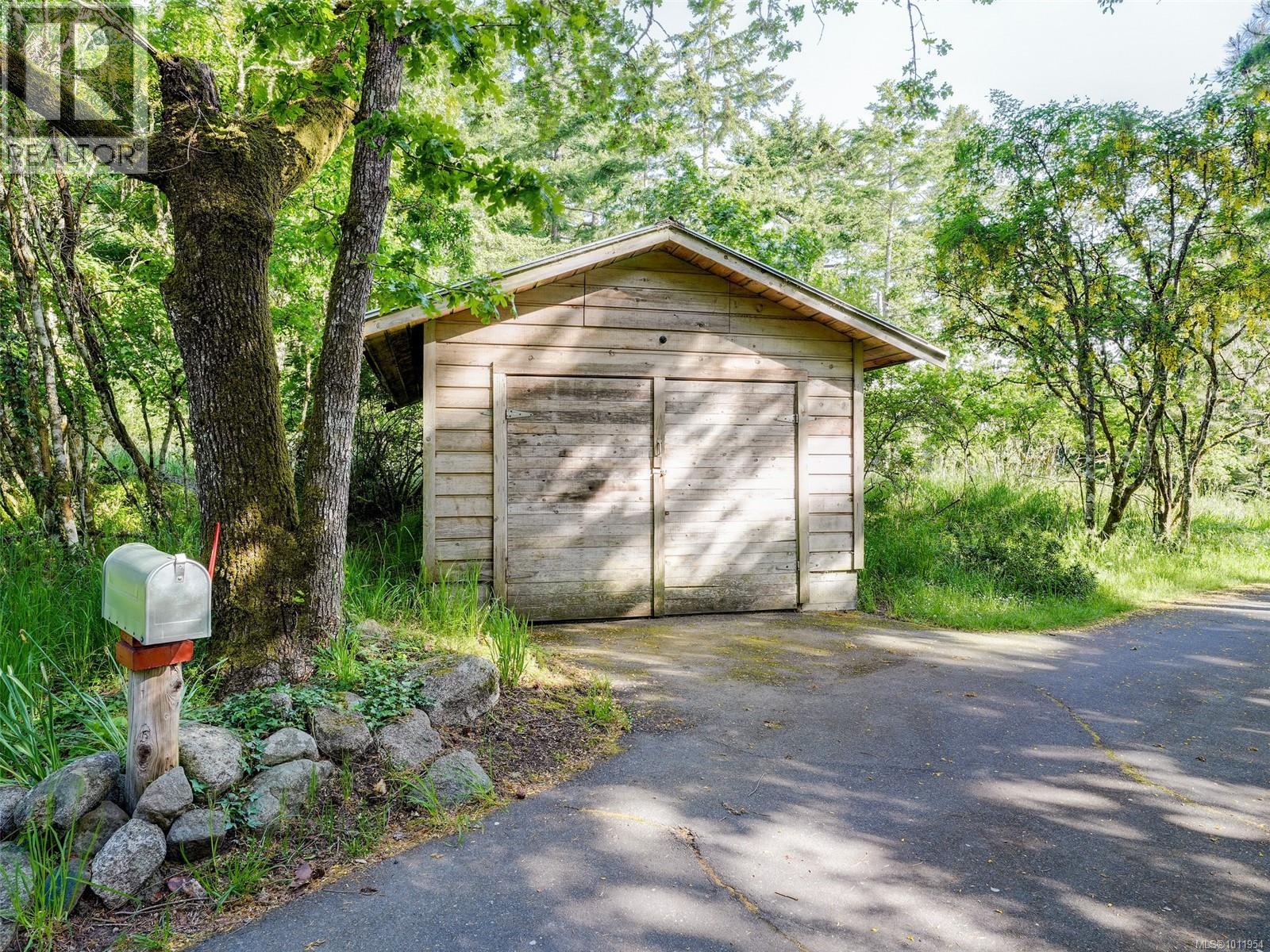 Photo 4 of 2550 Queenswood Dr, Saanich BC