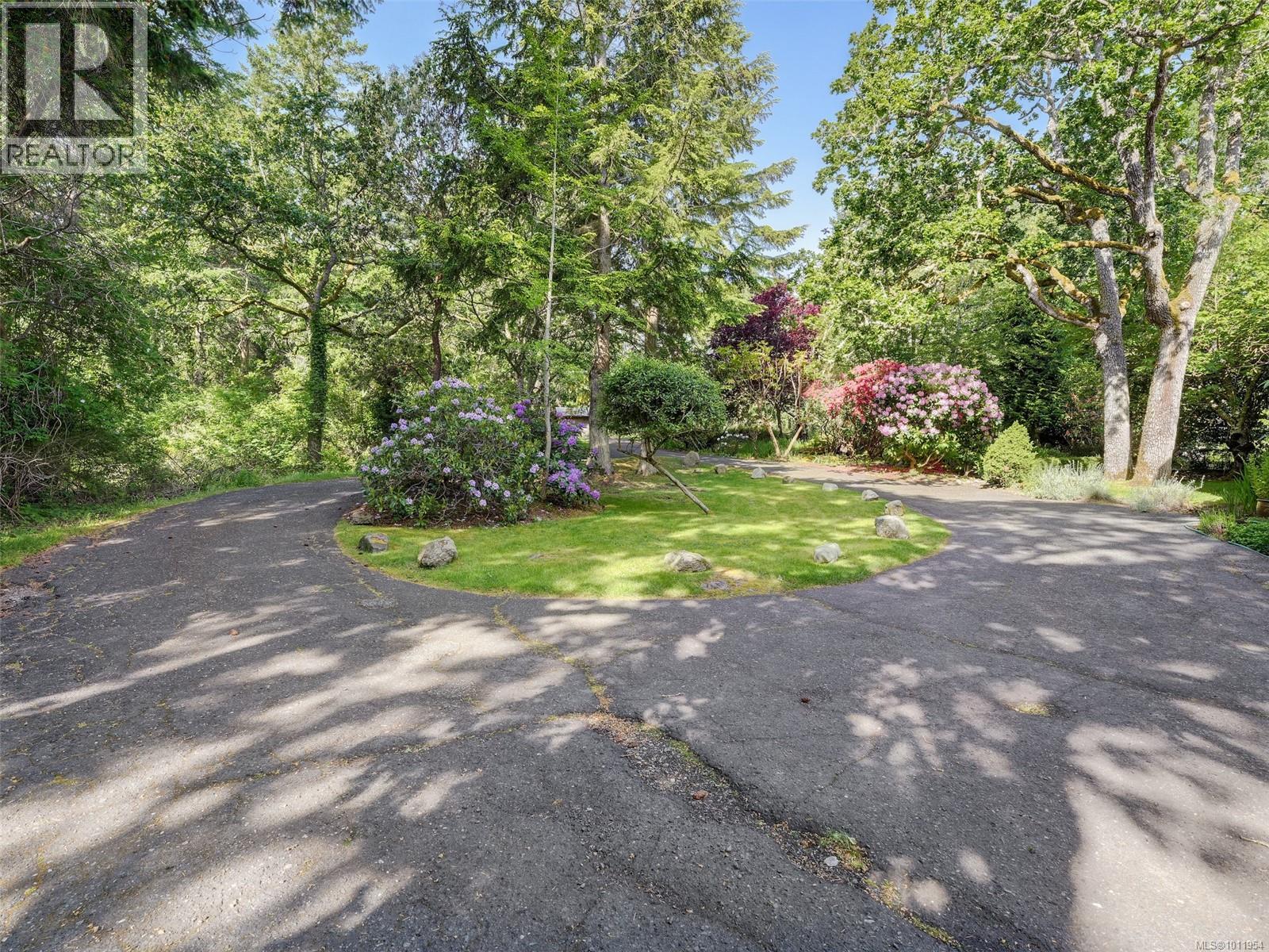 Photo 8 of 2550 Queenswood Dr, Saanich BC