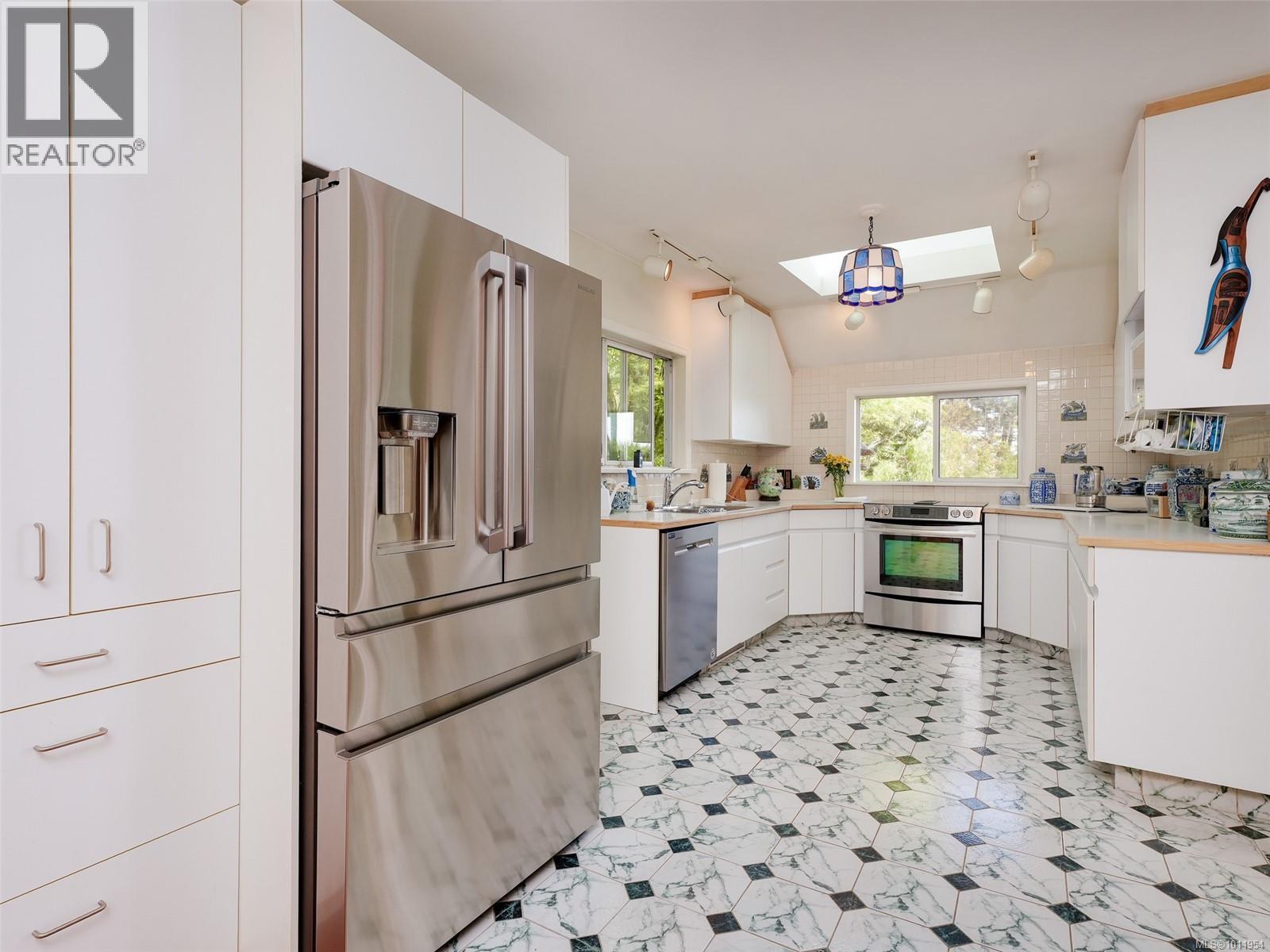 Photo 3 of 2550 Queenswood Dr, Saanich BC