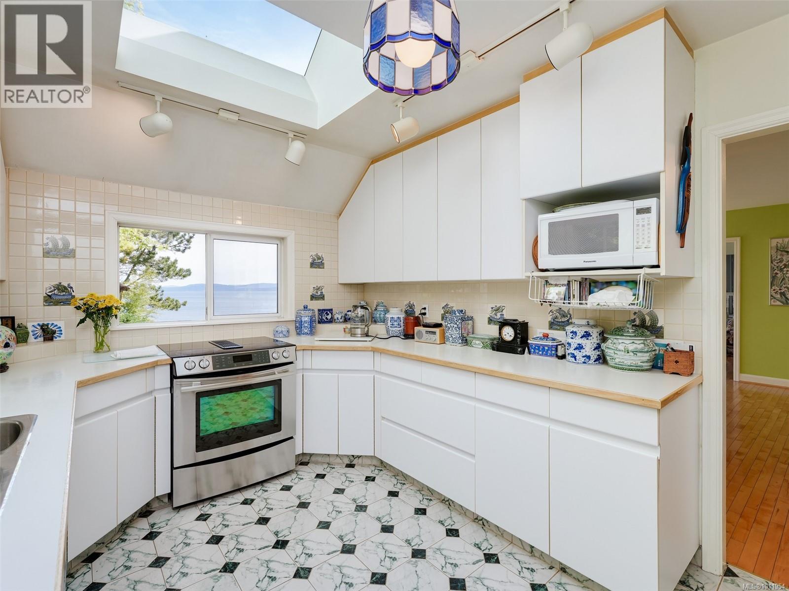 Photo 14 of 2550 Queenswood Dr, Saanich BC