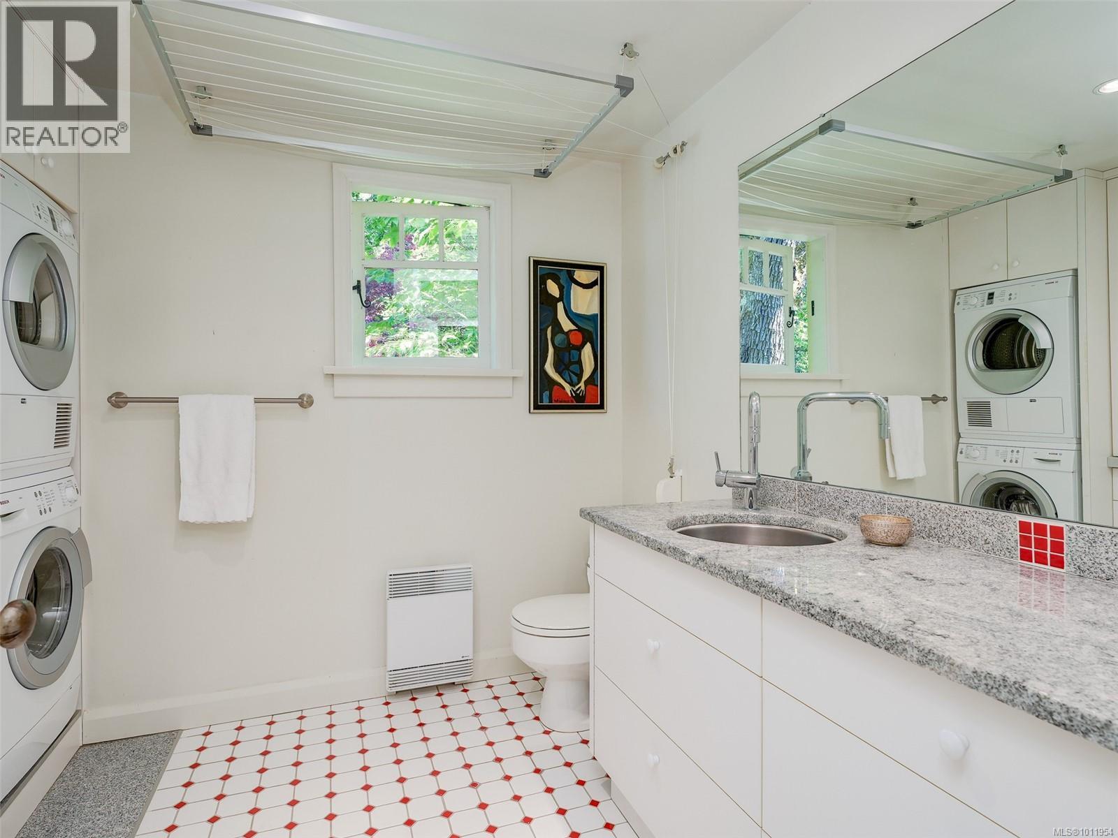 Photo 19 of 2550 Queenswood Dr, Saanich BC