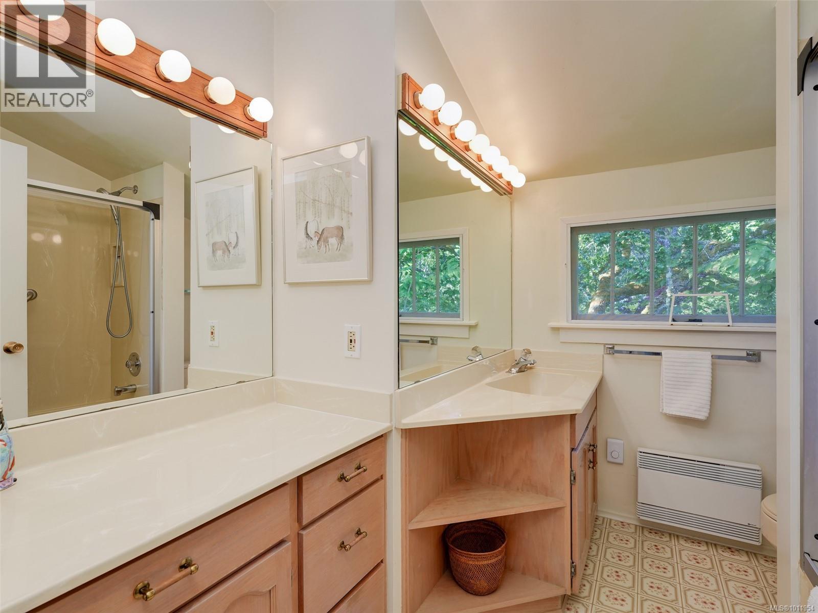 Photo 9 of 2550 Queenswood Dr, Saanich BC