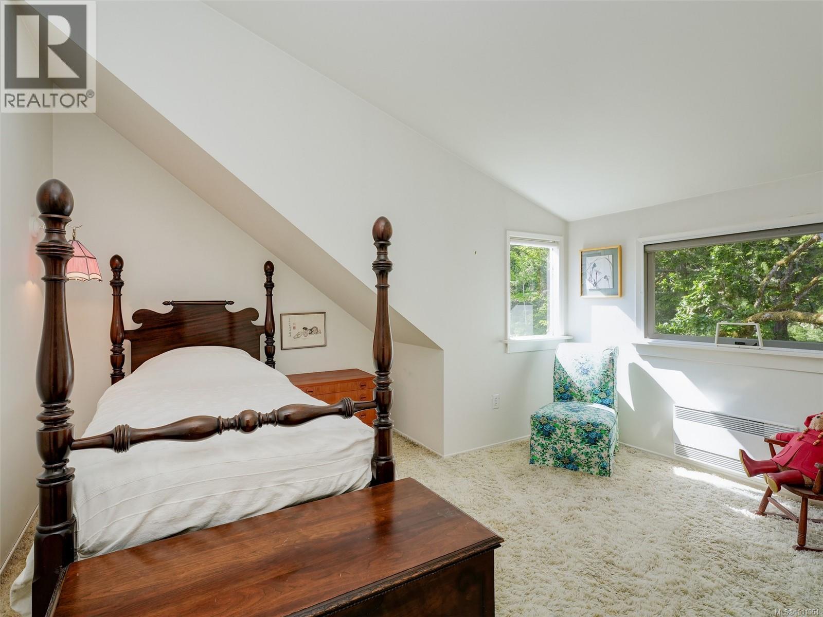 Photo 6 of 2550 Queenswood Dr, Saanich BC