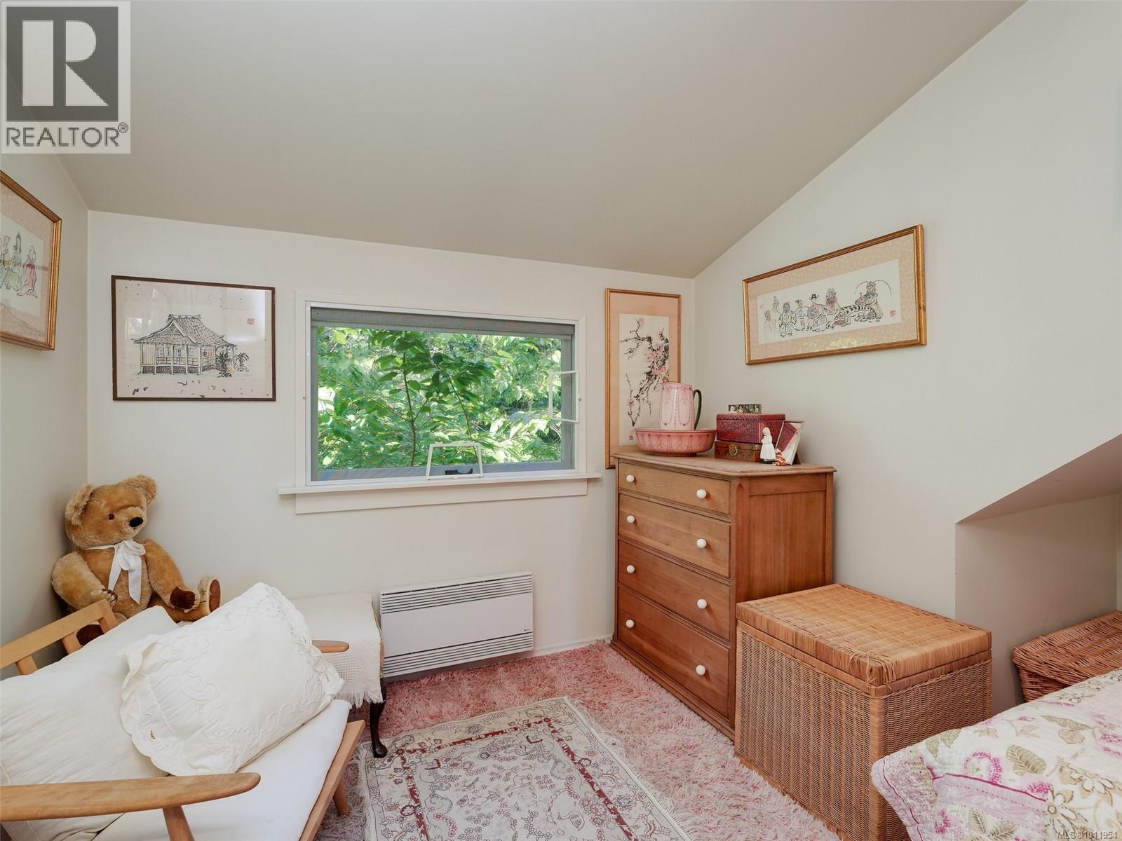 Photo 18 of 2550 Queenswood Dr, Saanich BC
