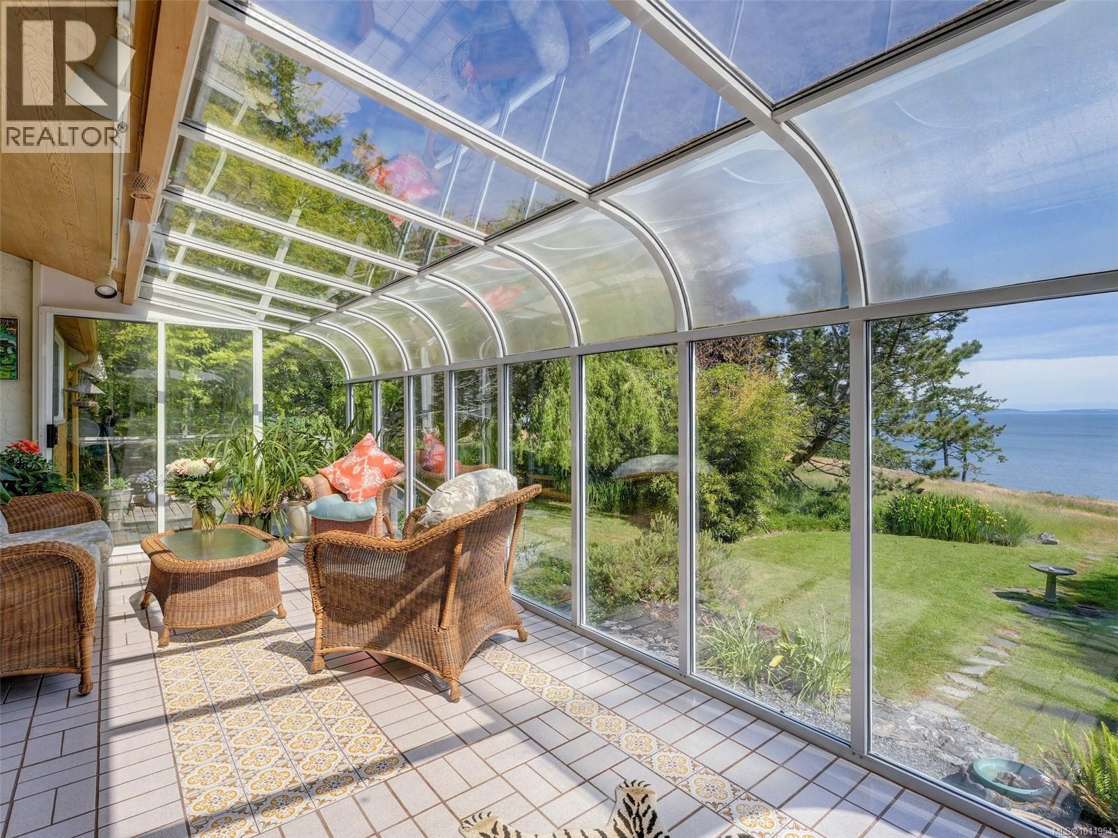 Photo 13 of 2550 Queenswood Dr, Saanich BC