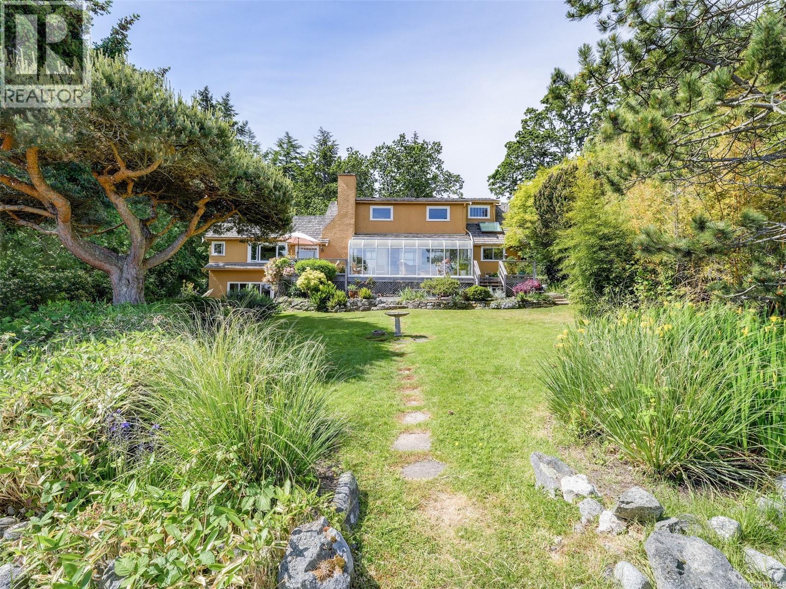 Photo 20 of 2550 Queenswood Dr, Saanich BC