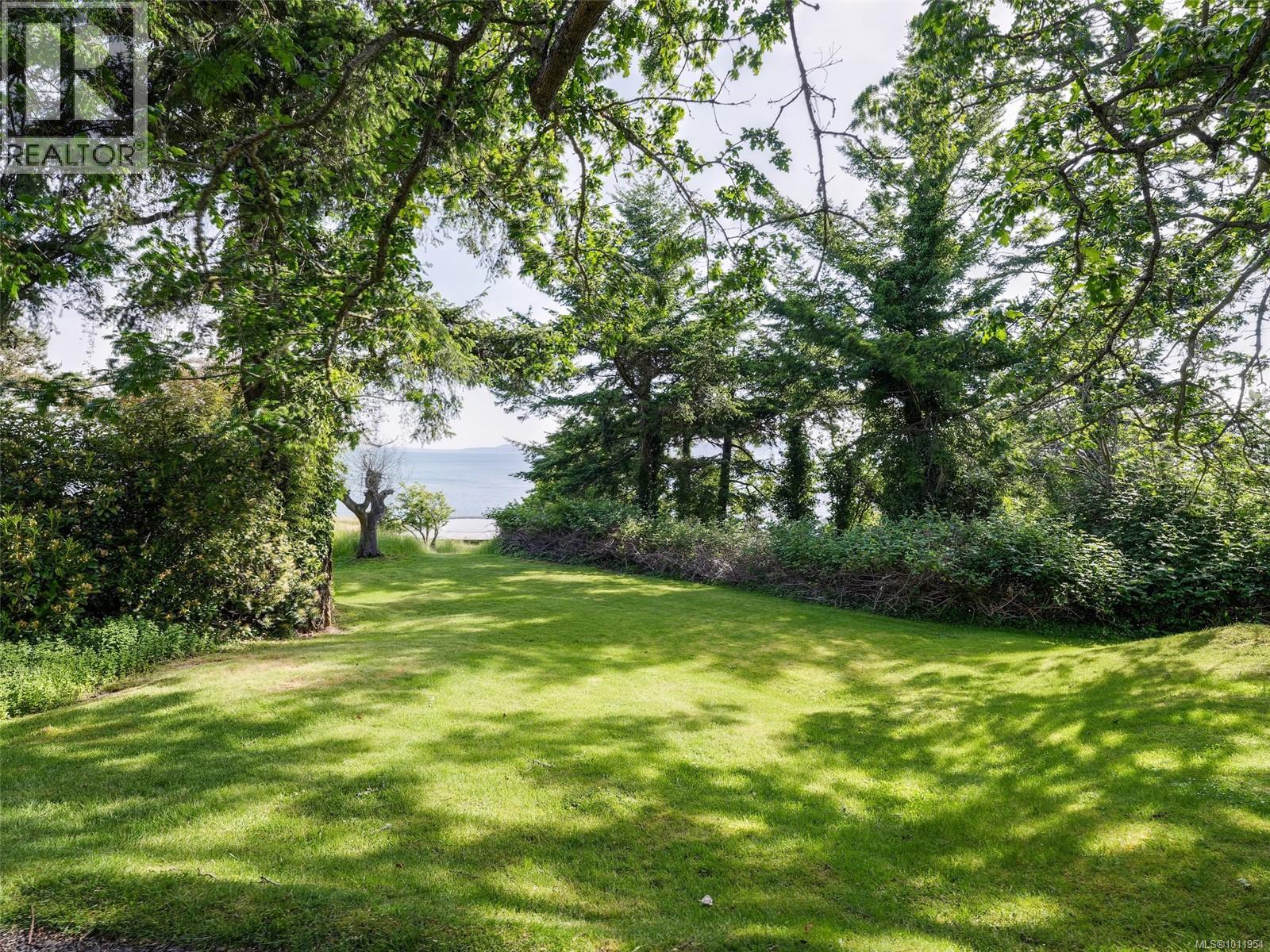 Photo 41 of 2550 Queenswood Dr, Saanich BC