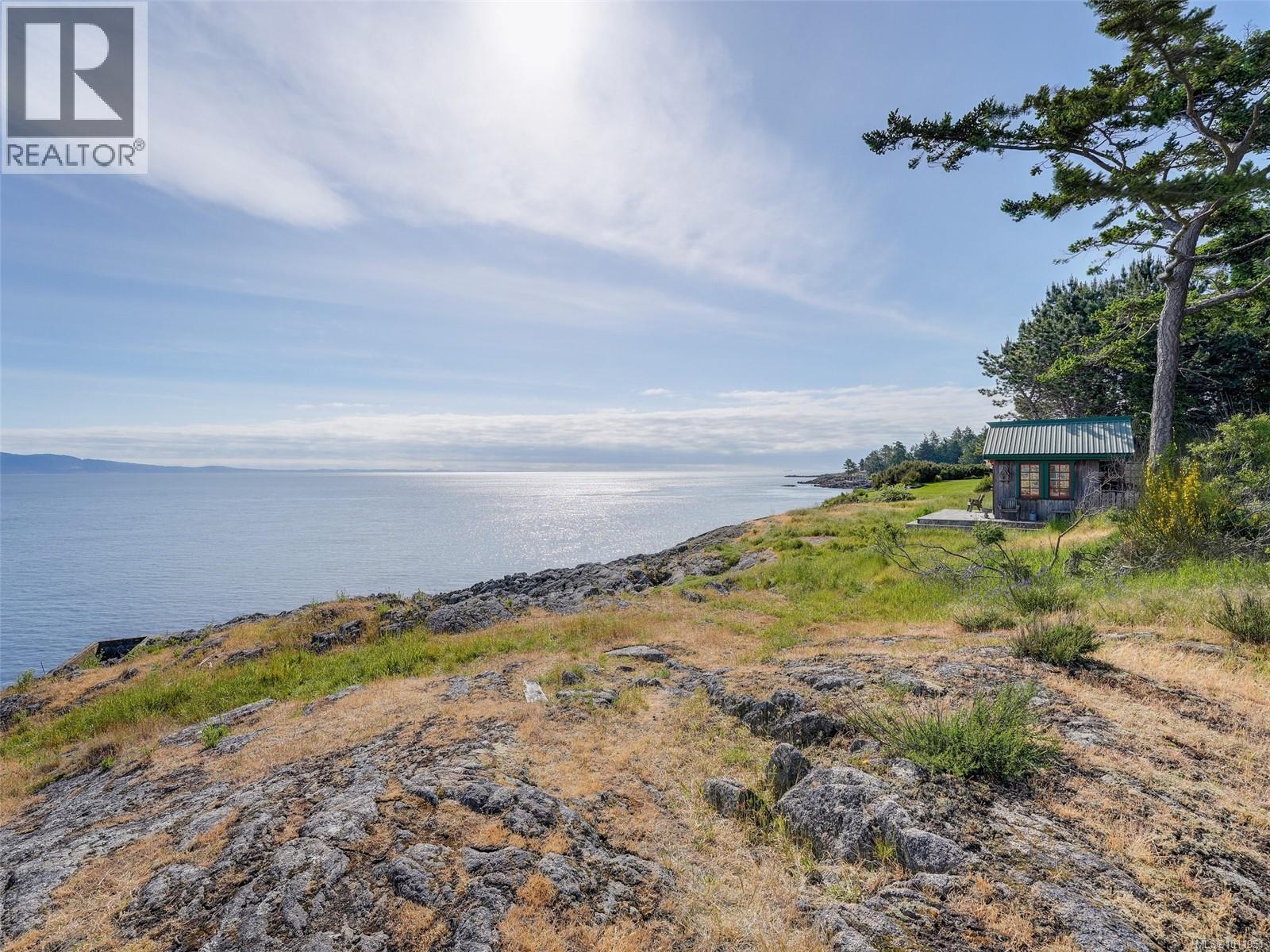 Photo 16 of 2550 Queenswood Dr, Saanich BC