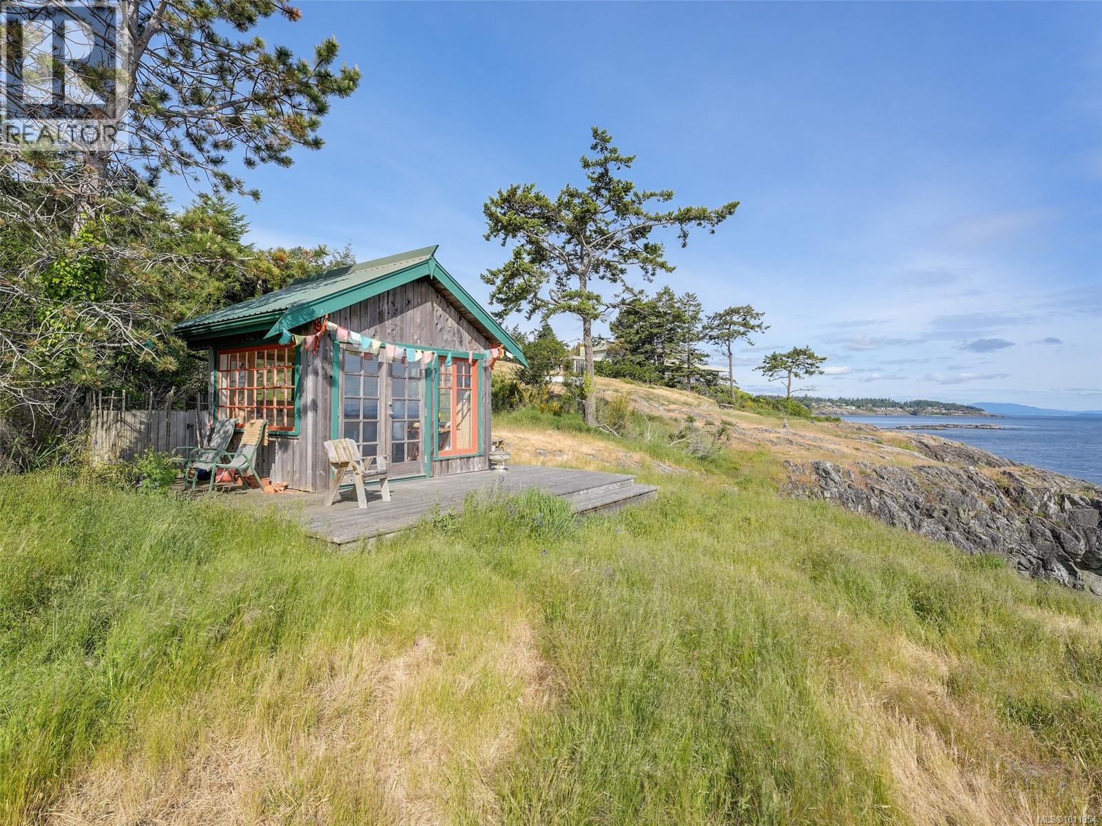 Photo 22 of 2550 Queenswood Dr, Saanich BC