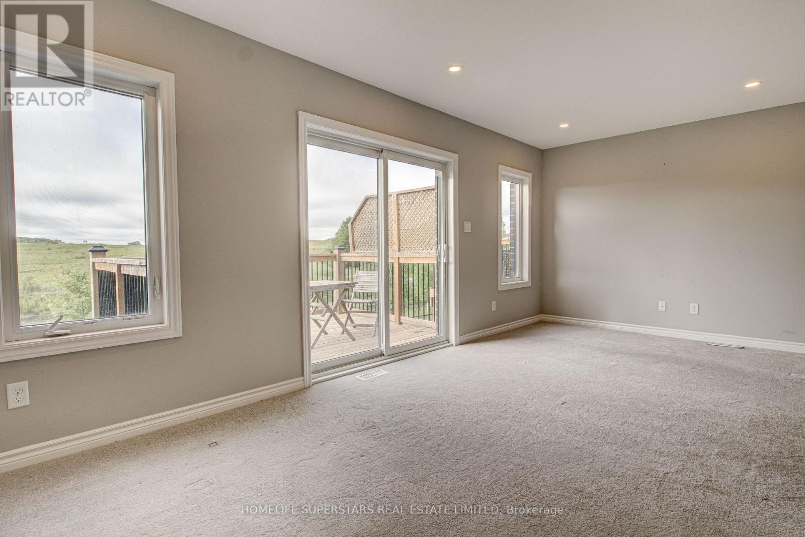 Photo 16 of 33 Woodedge Circle, Kitchener ON
