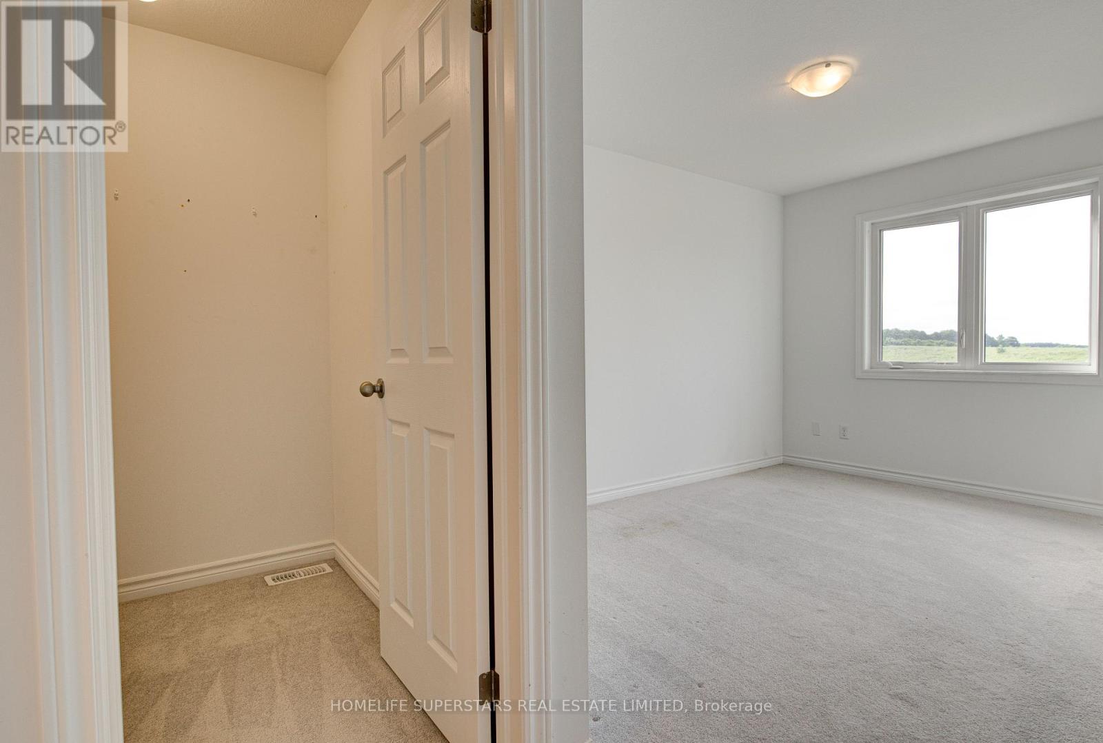 Photo 8 of 33 Woodedge Circle, Kitchener ON