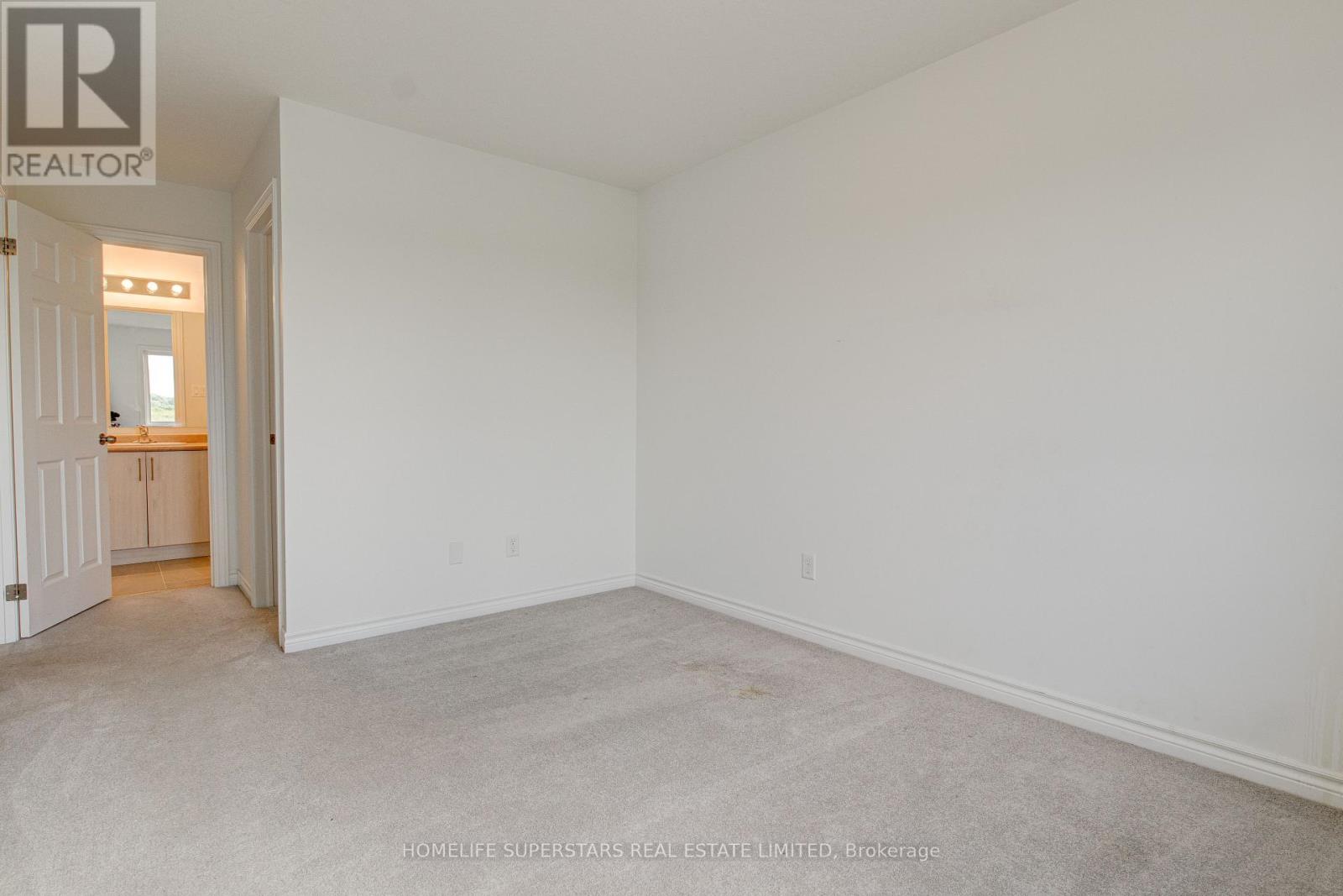 Photo 5 of 33 Woodedge Circle, Kitchener ON