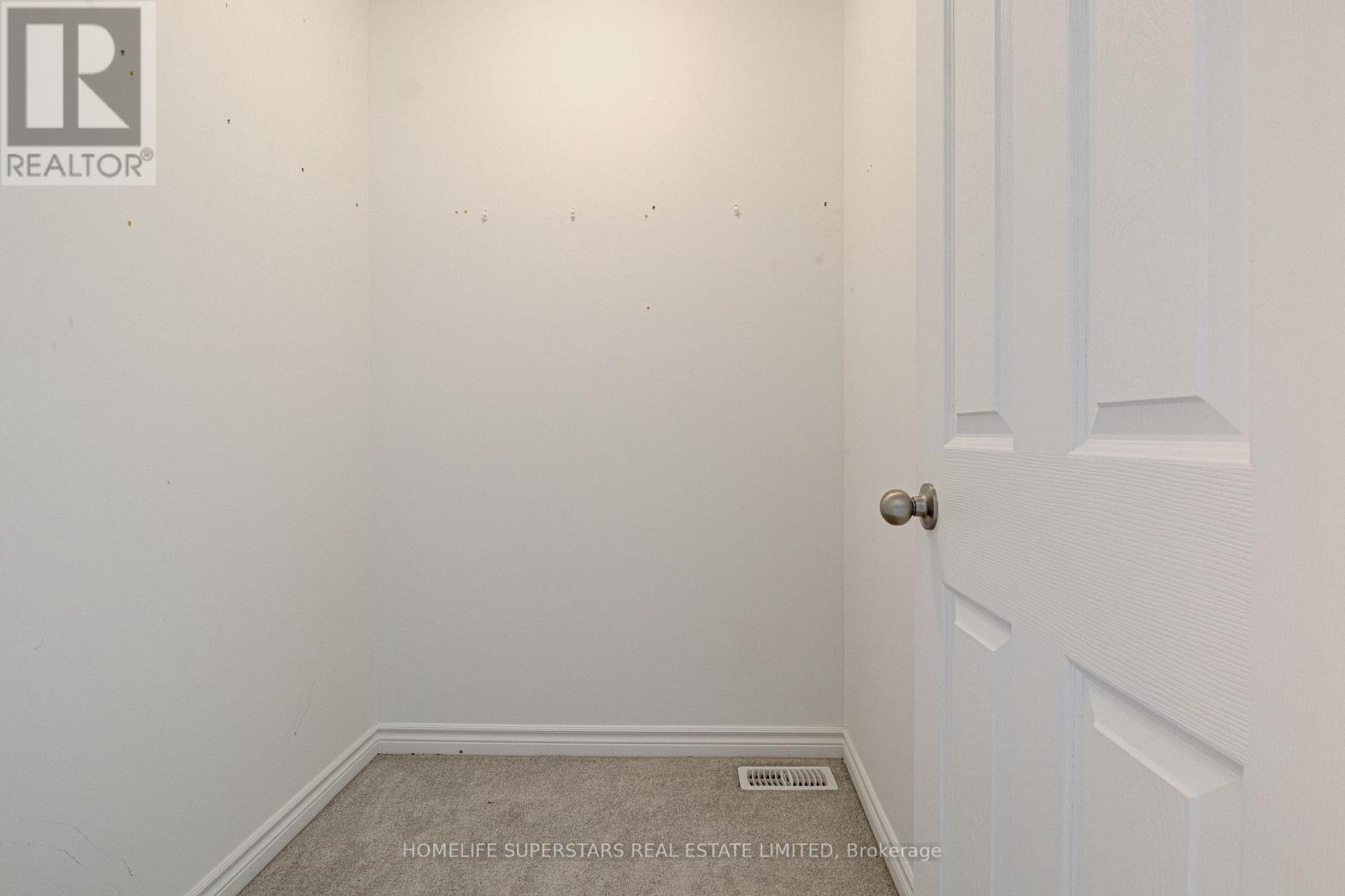 Photo 7 of 33 Woodedge Circle, Kitchener ON