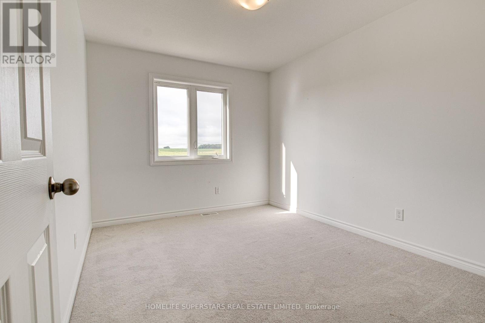 Photo 10 of 33 Woodedge Circle, Kitchener ON