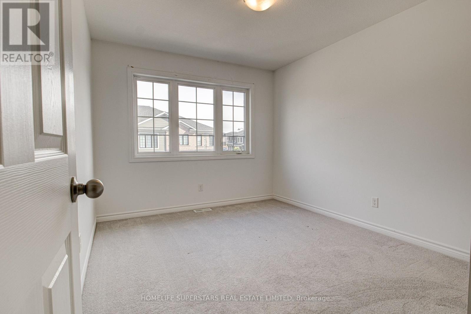 Photo 15 of 33 Woodedge Circle, Kitchener ON