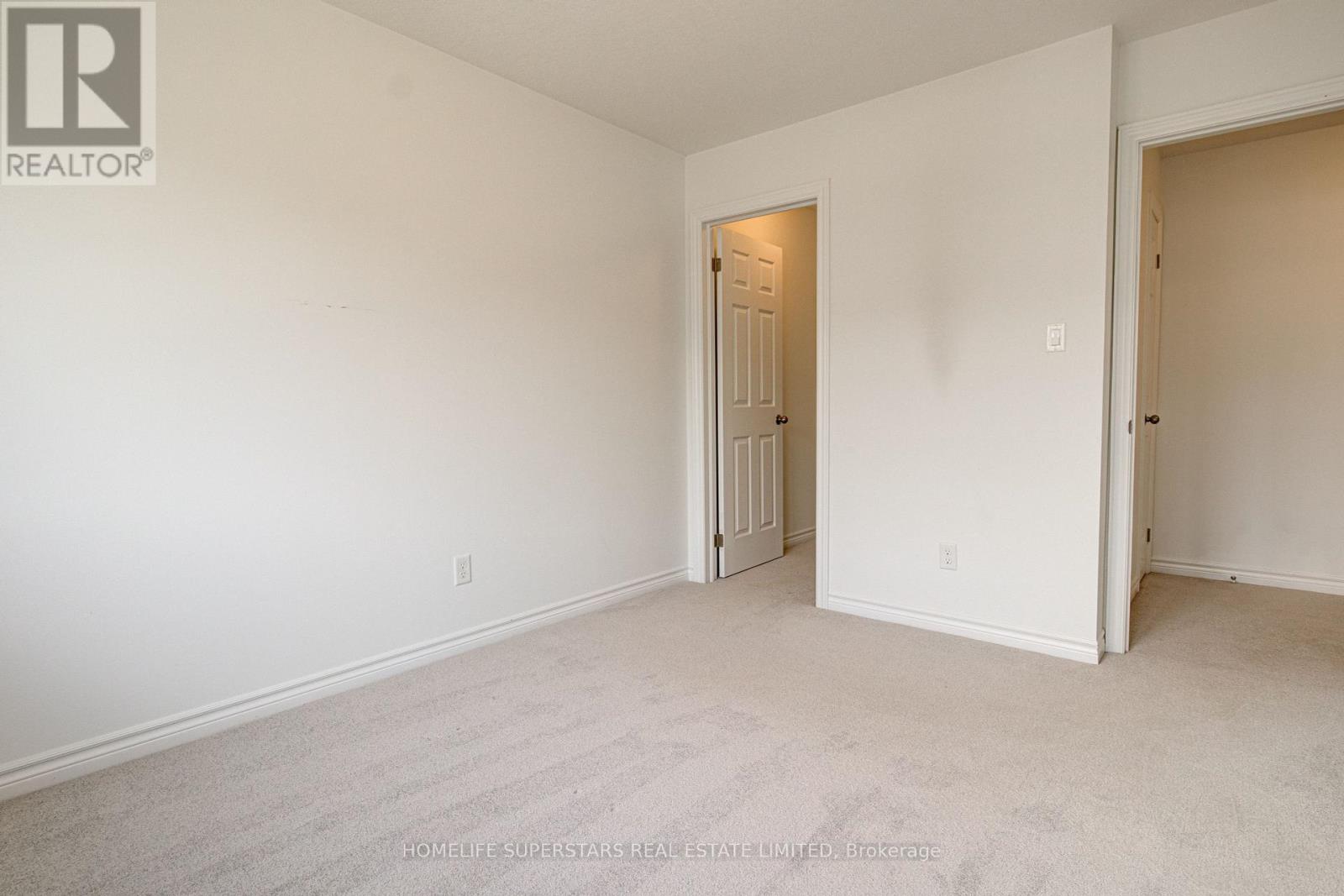 Photo 12 of 33 Woodedge Circle, Kitchener ON