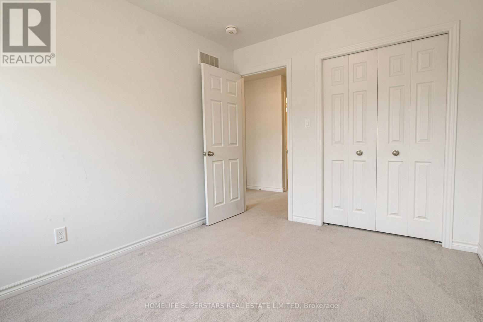 Photo 13 of 33 Woodedge Circle, Kitchener ON