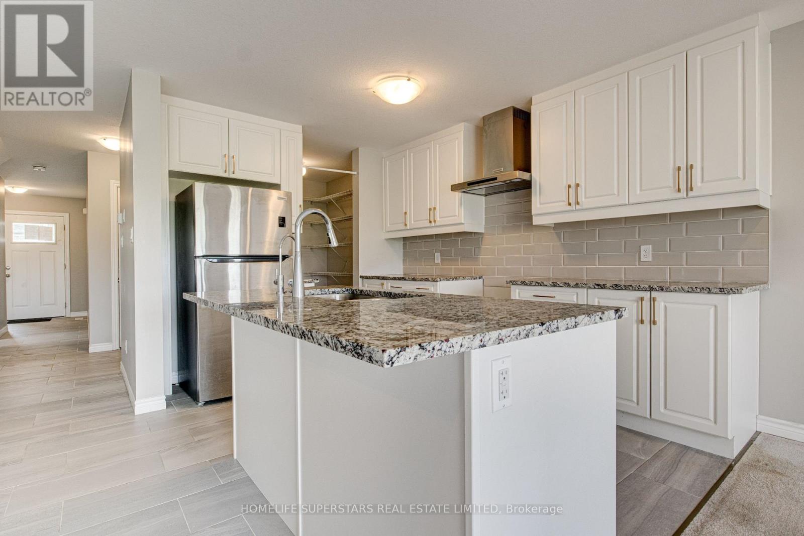 Photo 2 of 33 Woodedge Circle, Kitchener ON