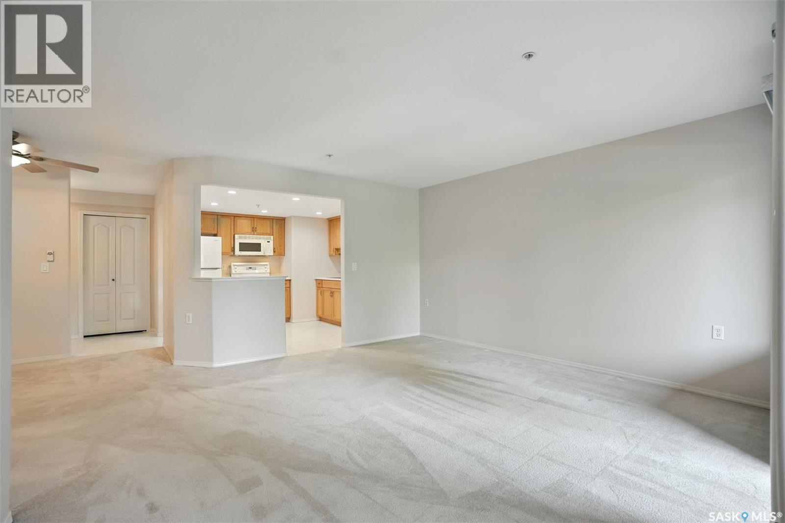 Photo 4 of 208 1622 Acadia Drive, Saskatoon SK