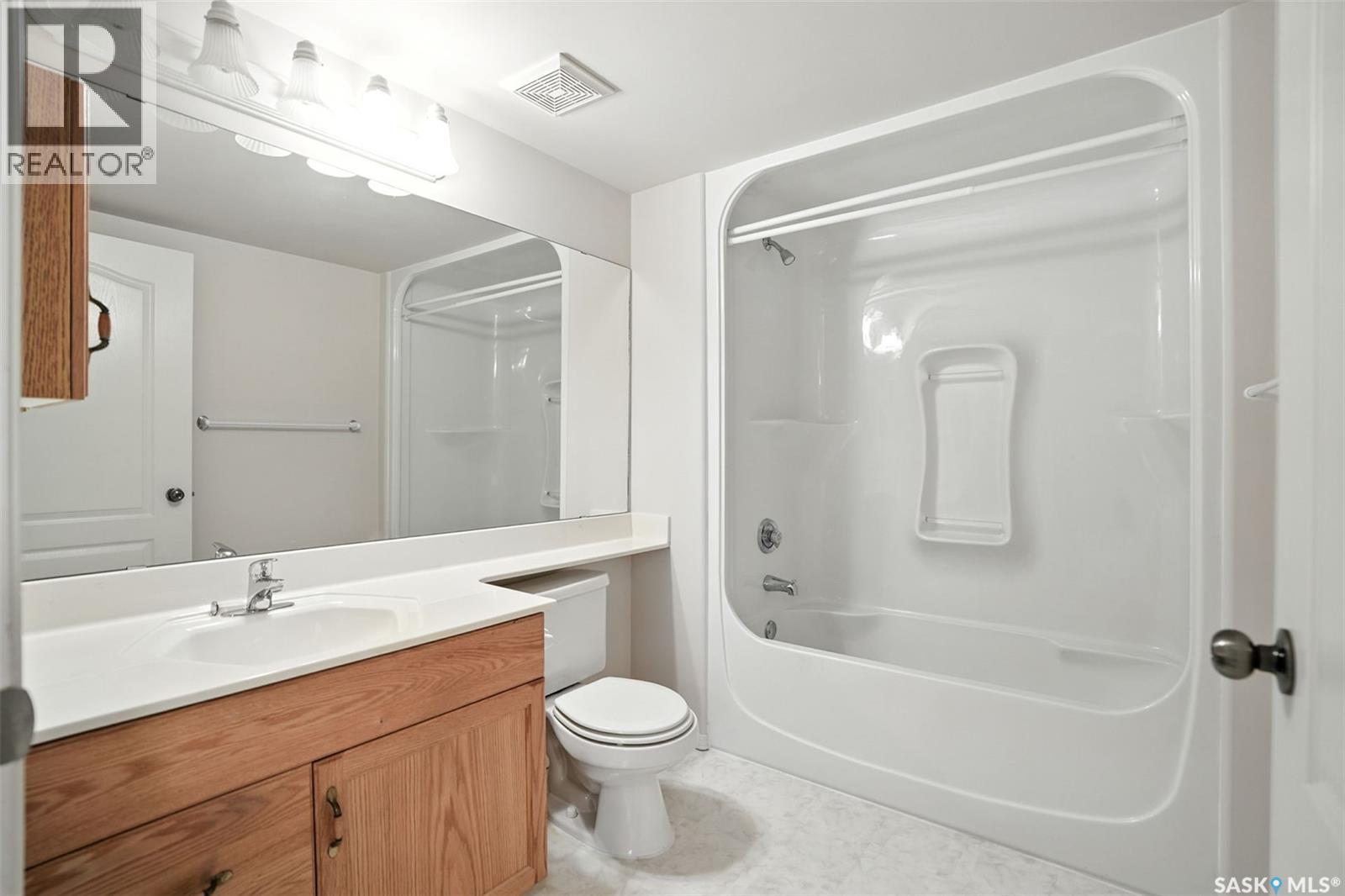 Photo 3 of 208 1622 Acadia Drive, Saskatoon SK