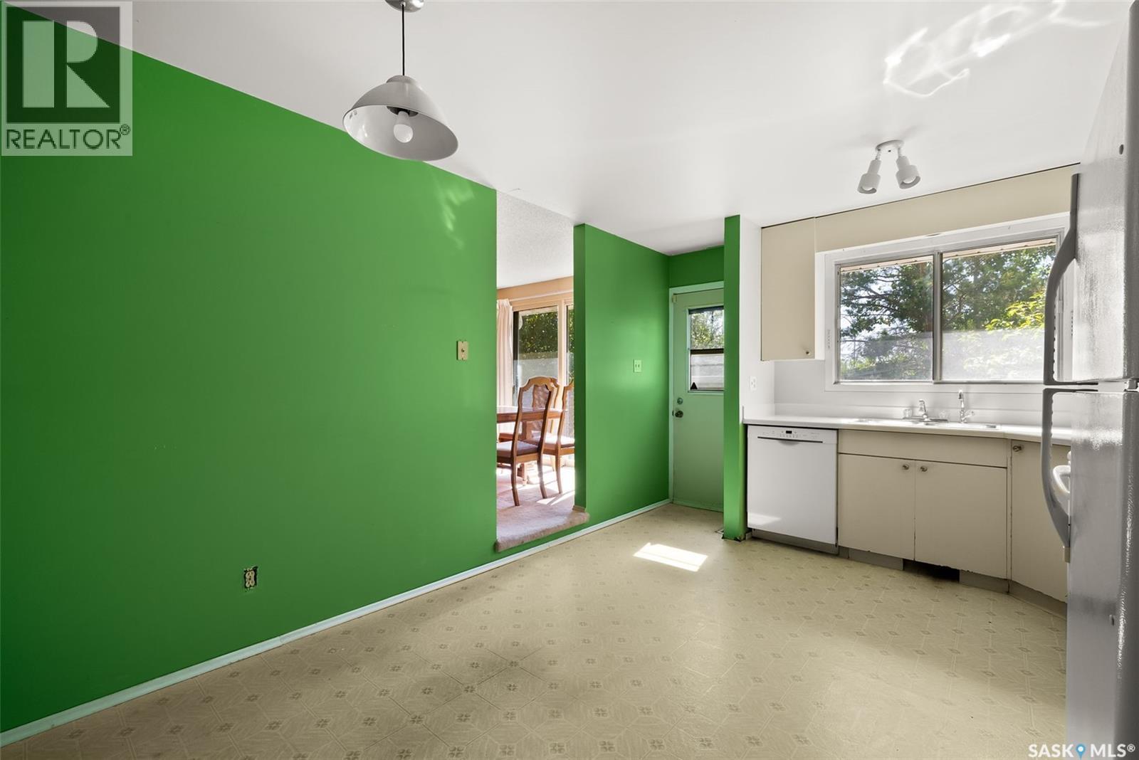 Photo 7 of 19 Mayfield Road, Regina SK