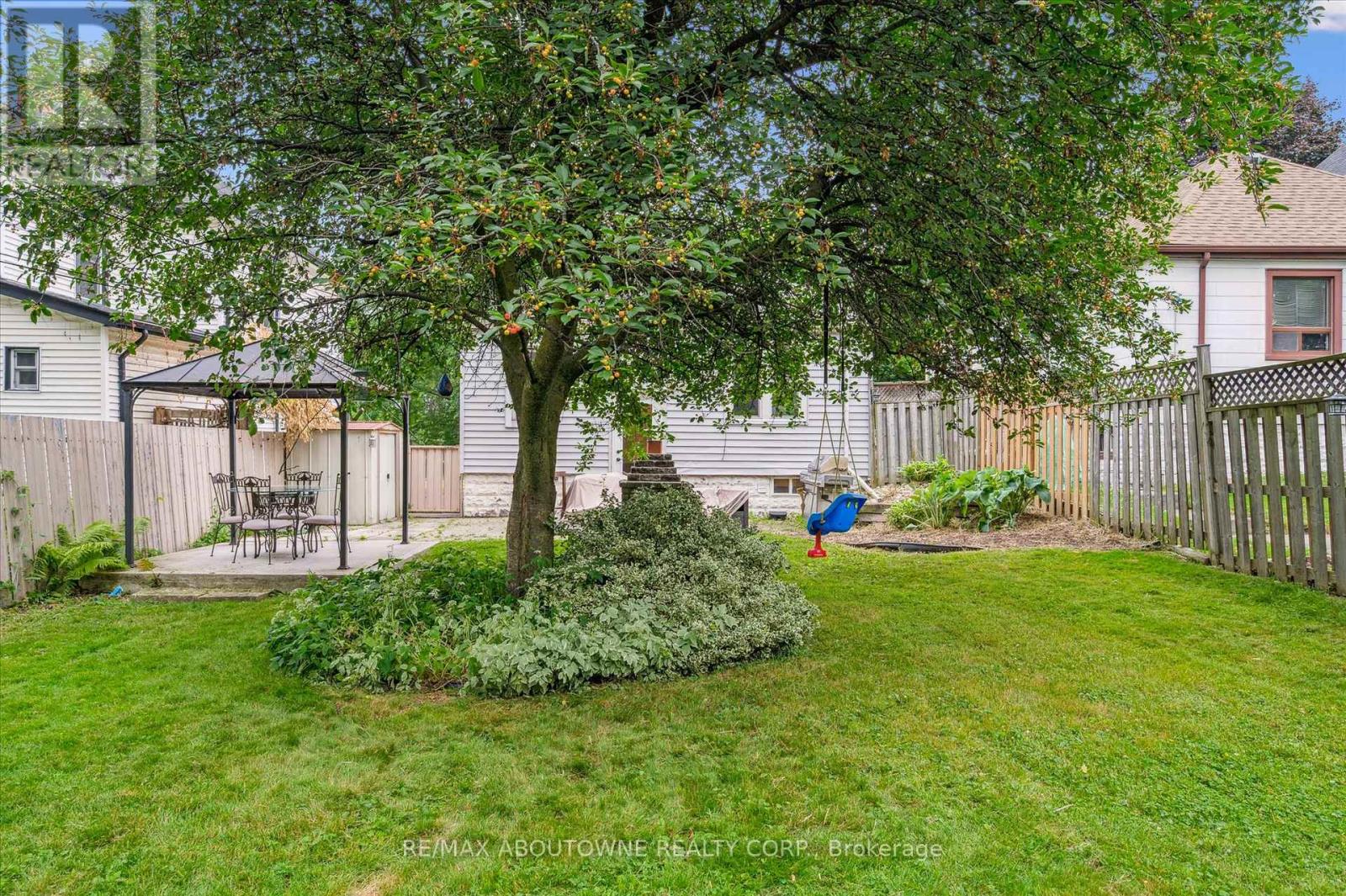 Photo 8 of 216 Bell Avenue, Hamilton ON