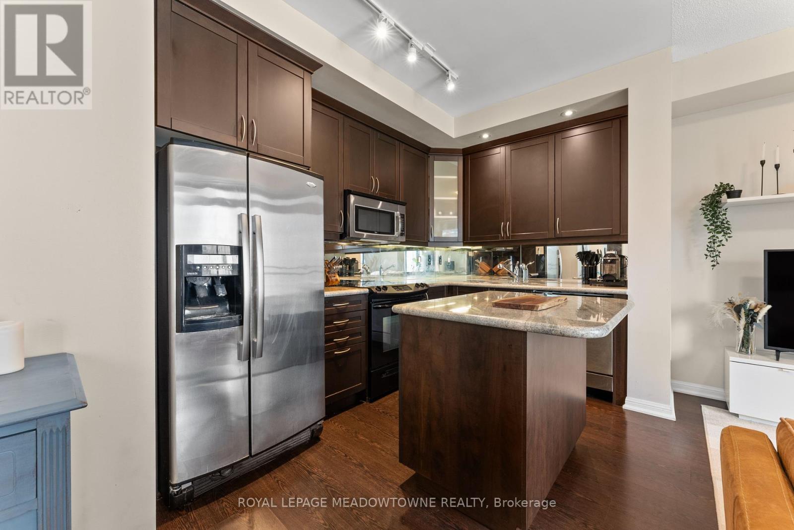 Photo 4 of 916 628 Fleet Street, Toronto ON
