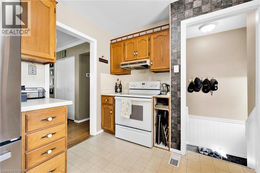 Photo 4 of 83 Oak Avenue, Paris ON