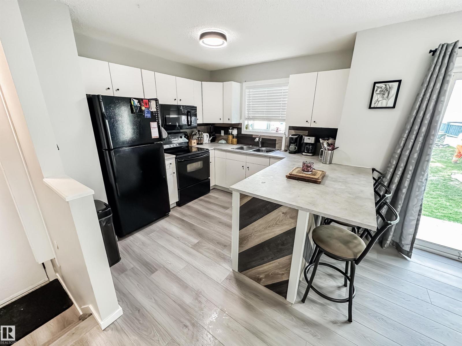 Photo 10 of 26 10909 106 St Nw, Edmonton AB
