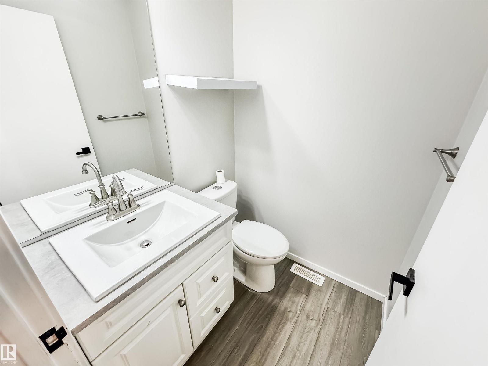 Photo 3 of 26 10909 106 St Nw, Edmonton AB