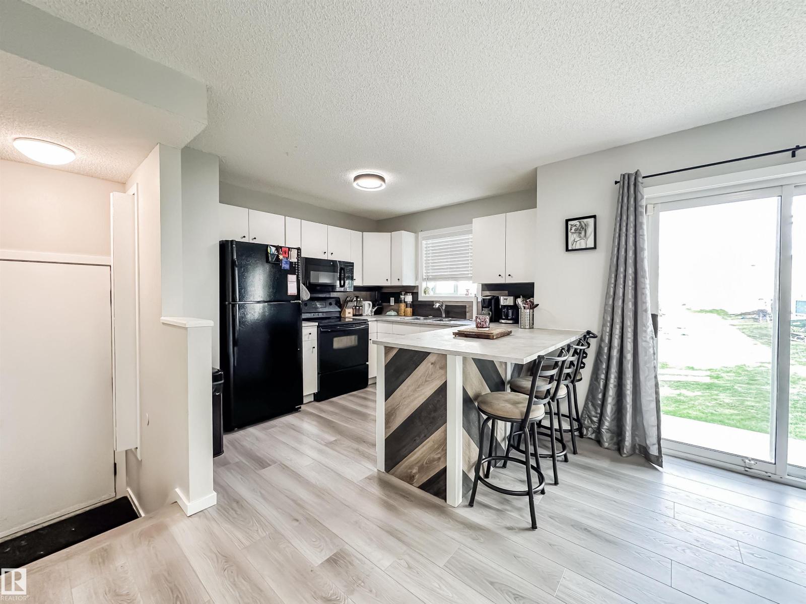 Photo 8 of 26 10909 106 St Nw, Edmonton AB