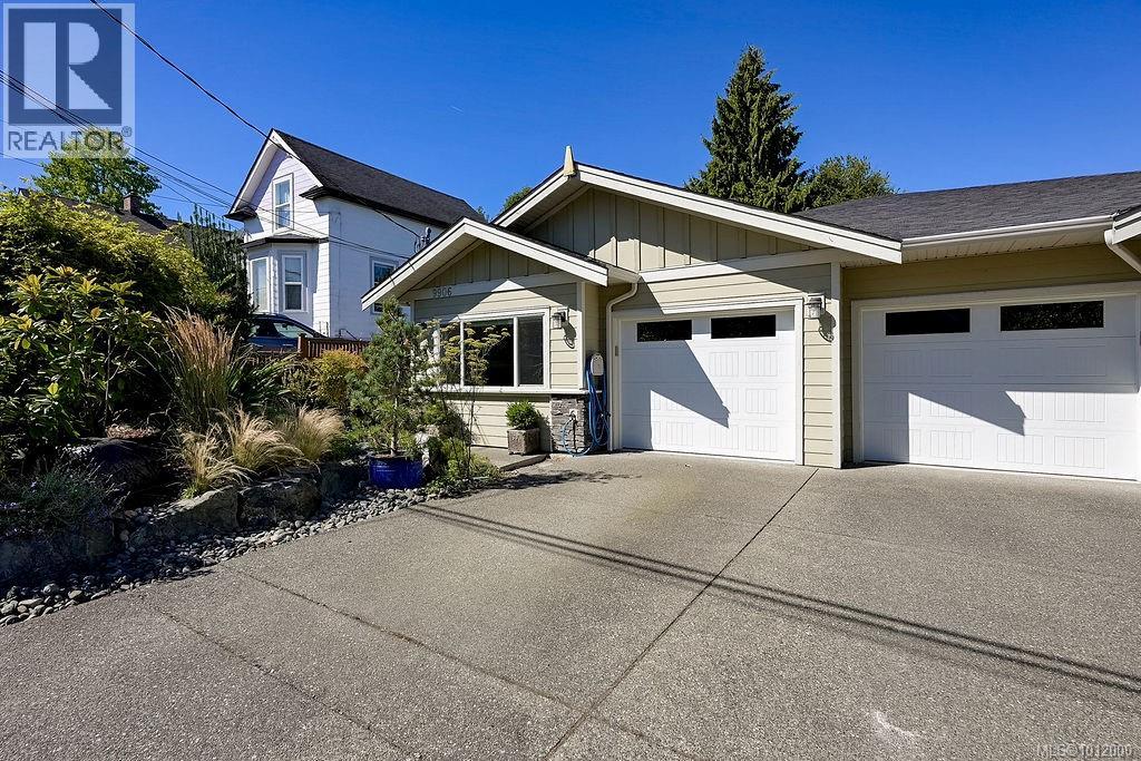 Photo 3 of 9906 Maple St, Chemainus BC