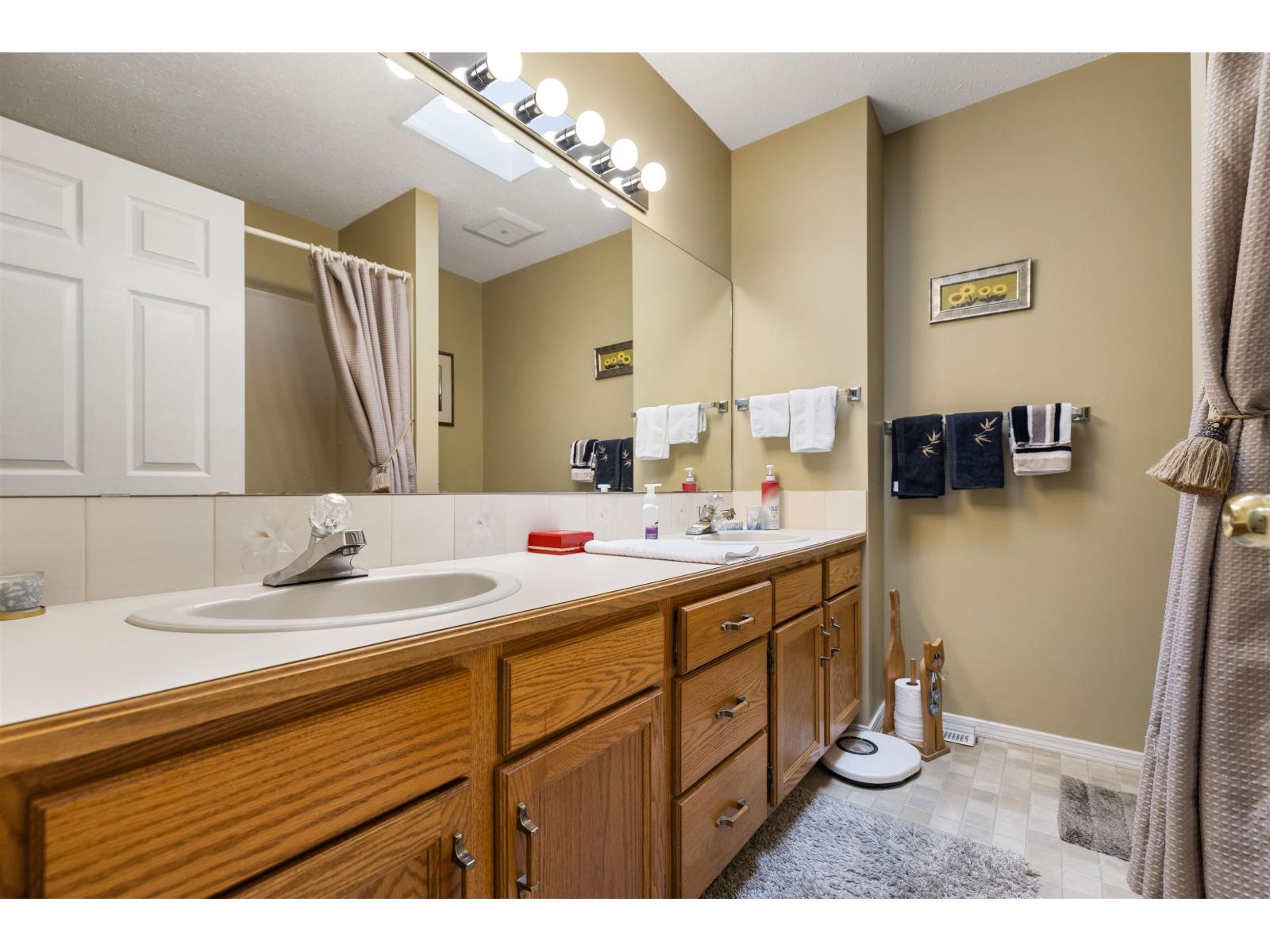 Photo 13 of 1163 King George Boulevard, Surrey BC