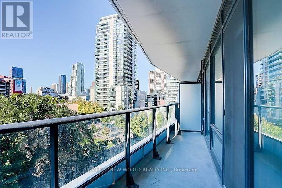 Photo 4 of 717 85 Wood Street, Toronto ON