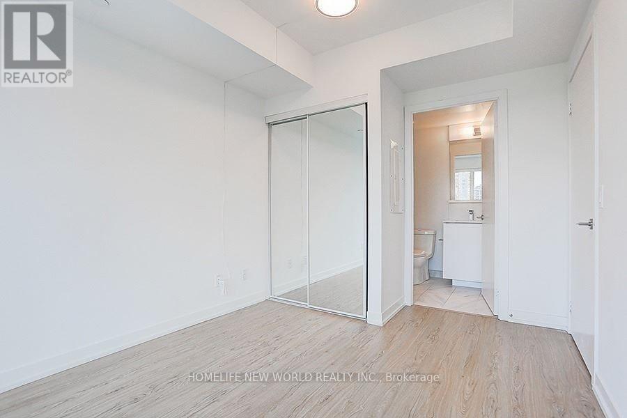 Photo 2 of 717 85 Wood Street, Toronto ON