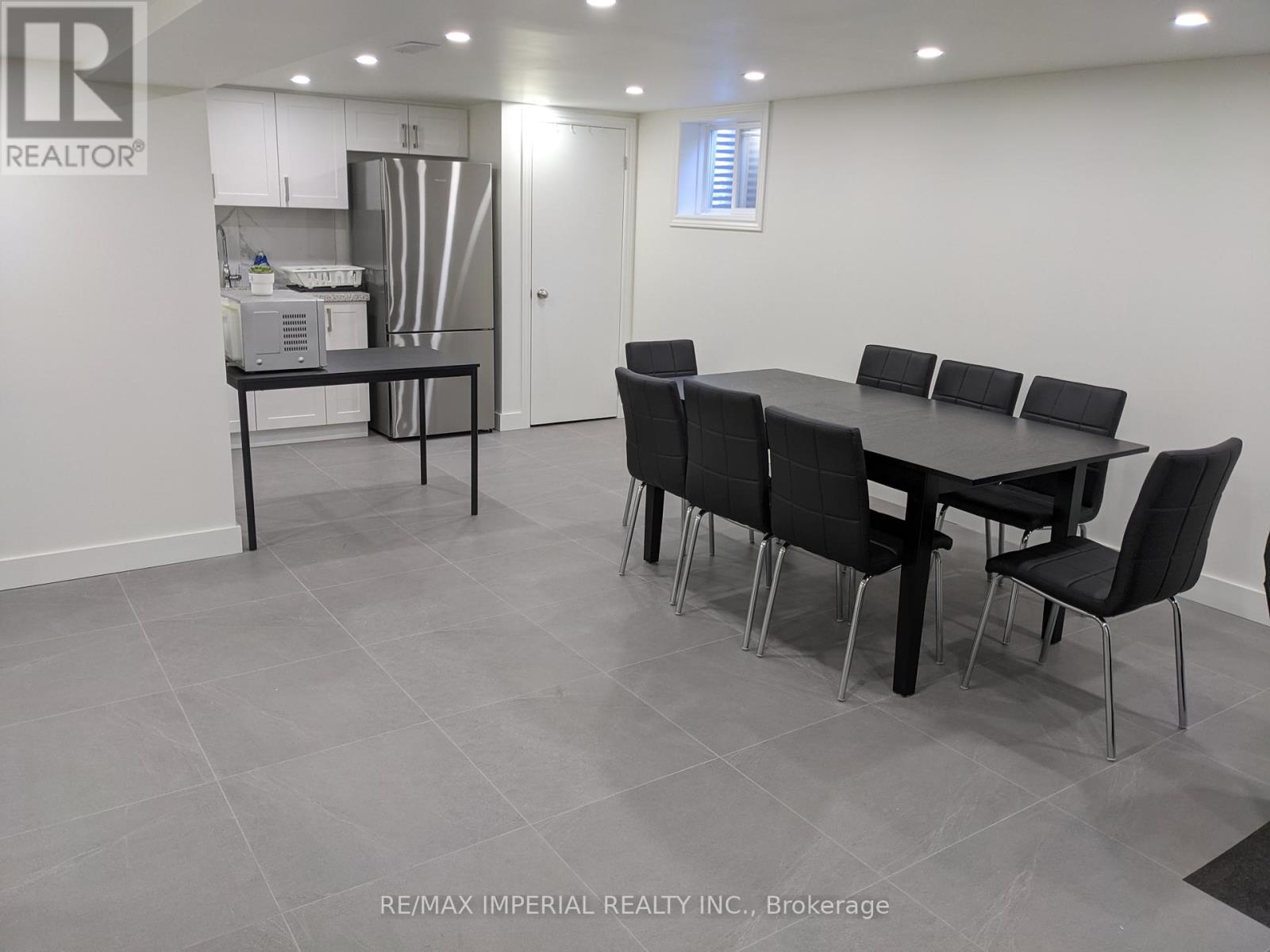 Photo 2 of 16 Cairnside Crescent, Toronto ON
